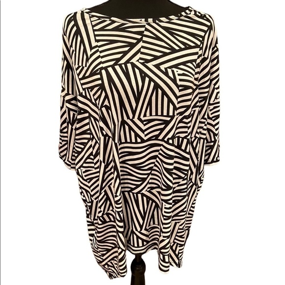 𝅺LULAROE Irma Short Sleeve Top - Picture 1 of 8